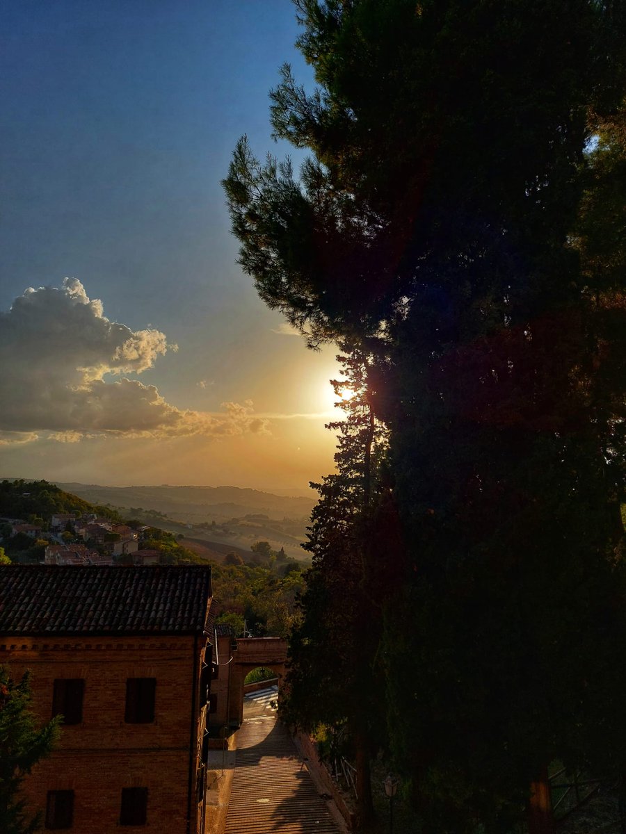 Good morning Saturday everyone...☁️🍀💕

“Mi appartieni oscuro amore.
Non c'è stimolo più forte
di questa sazietà.”

(Leonardo Sinisgalli)