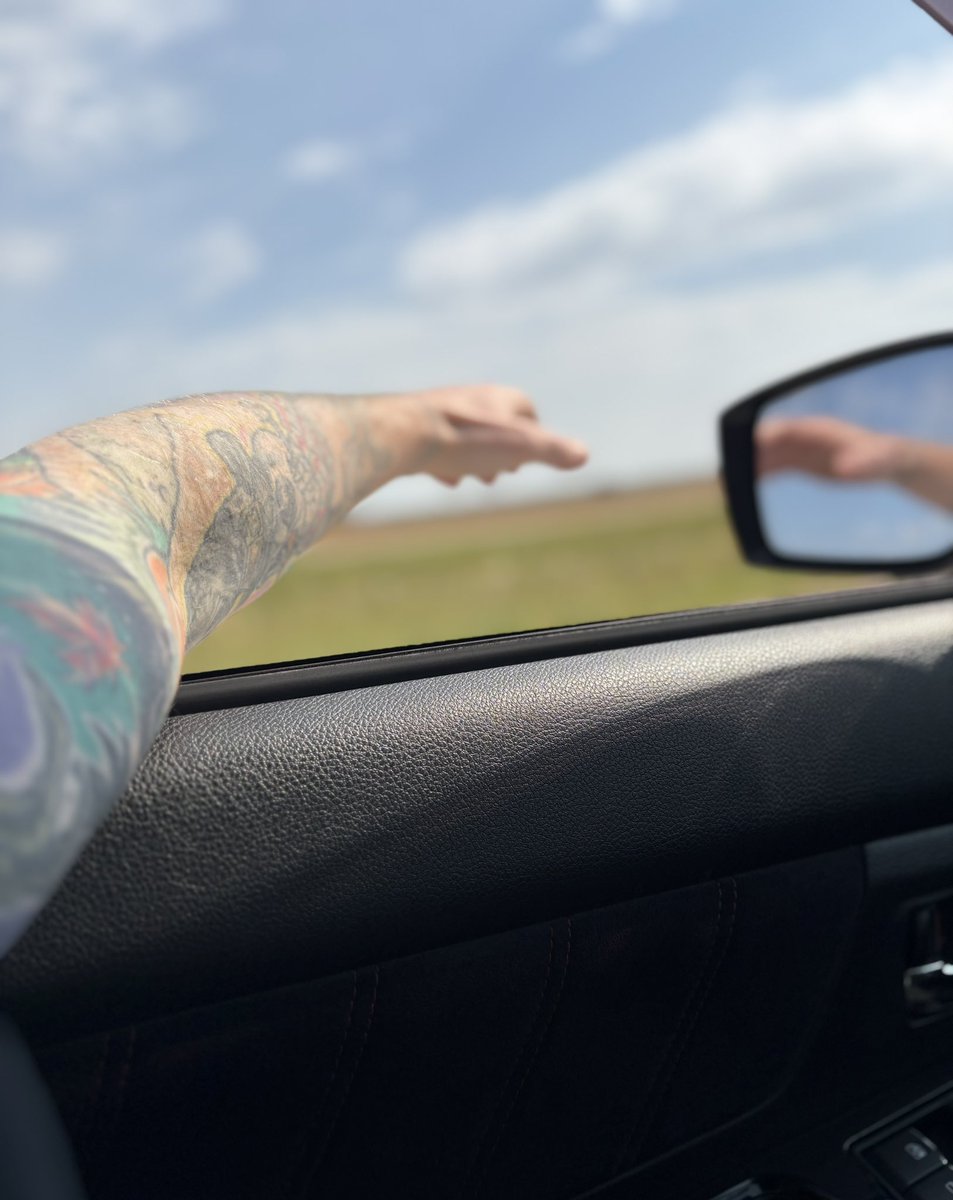 Sick of the city life: Day #1

🥱 Such a boring drive through the Prairies! All my snacks were melting 😂.