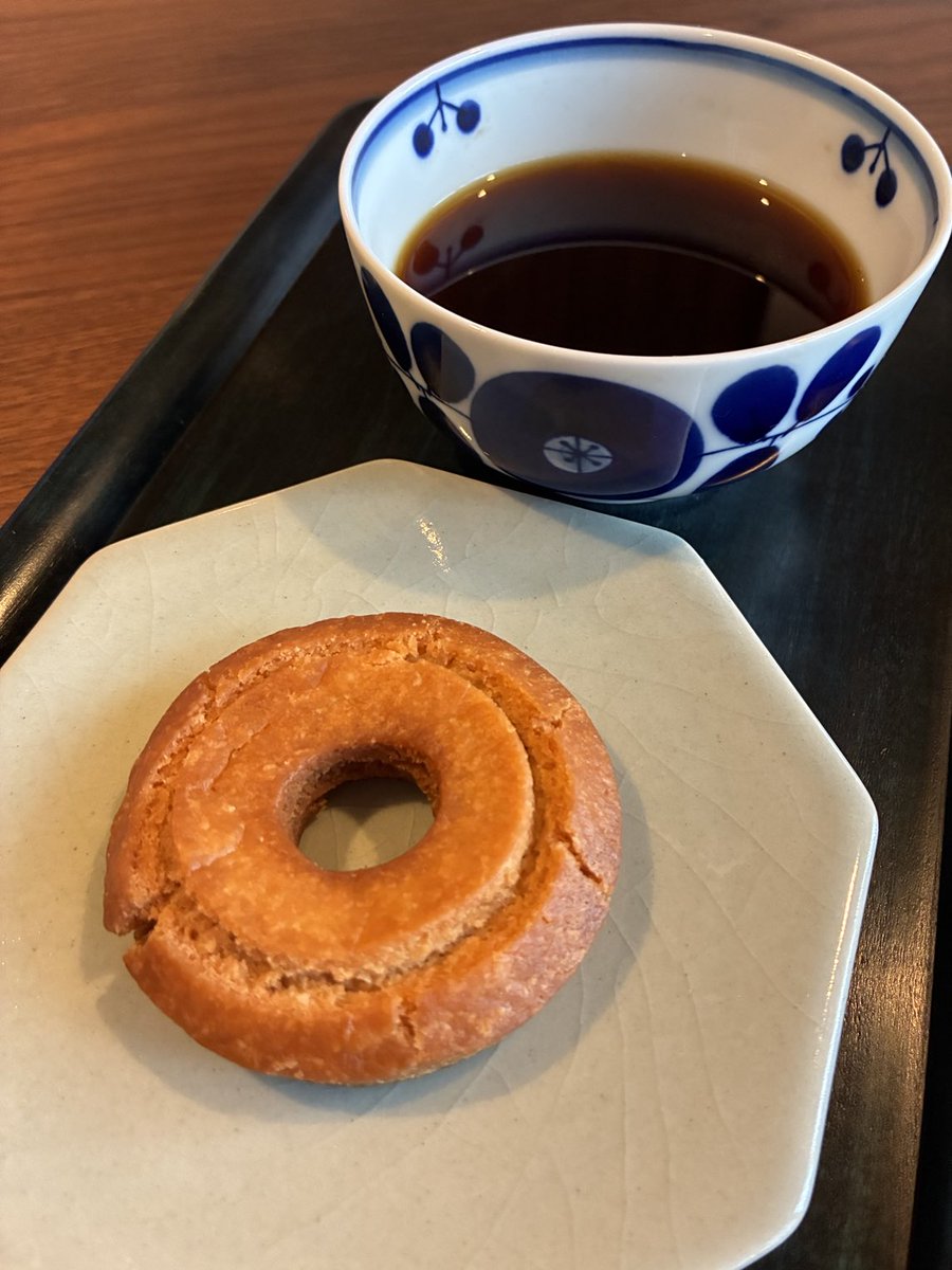 BickyMacky's tweet photo. オールドファッションにはブラックコーヒー一択🍩☕️

大パイセンの手作り、いつもあざっす！
「穴だけ食べてね」という難しいミッションをクリア出来ず、結局全部食べてしまいました😋 https://t.co/A62H5RXwO4