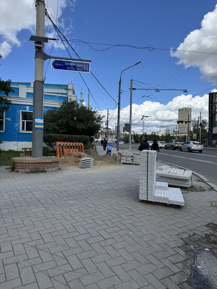 Ингээд Сөүлийн гудамж шуналтнуудын гарын шүүс болох нь дээ. Хальтардаггүй чанартай хавтан, чулуун боржуур байсан ч хуулаад сольно л гэнэ шүү.