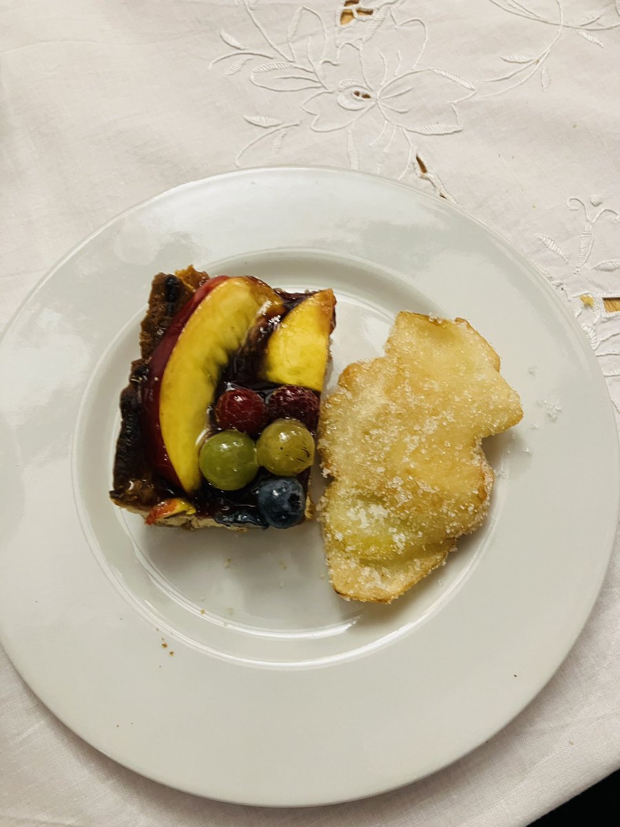 撮影させてもらった家族に招待されて郷土料理を。イチジクとナッツ、生ハム、チーズを乗せたブルスケッタ、ハーブがたくさん入ったラグーのペンネ、フルーツタルトとリンゴの揚げもの、全部畑で採れた自家製。味が最高なのはもちろん家に招いてくれたこと自体が嬉しい