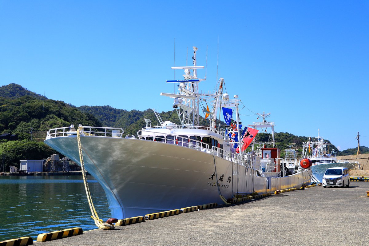 ９月に解禁となる底引き網漁に向け、並ぶ船が見えるのも、岩美町の『風物詩』ですねぇ～(´ー｀) 

 田後港でパチリ(^^♪  

撮影日時2025/08/30 11:25～

#岩美町 #鳥取県 #底曳網