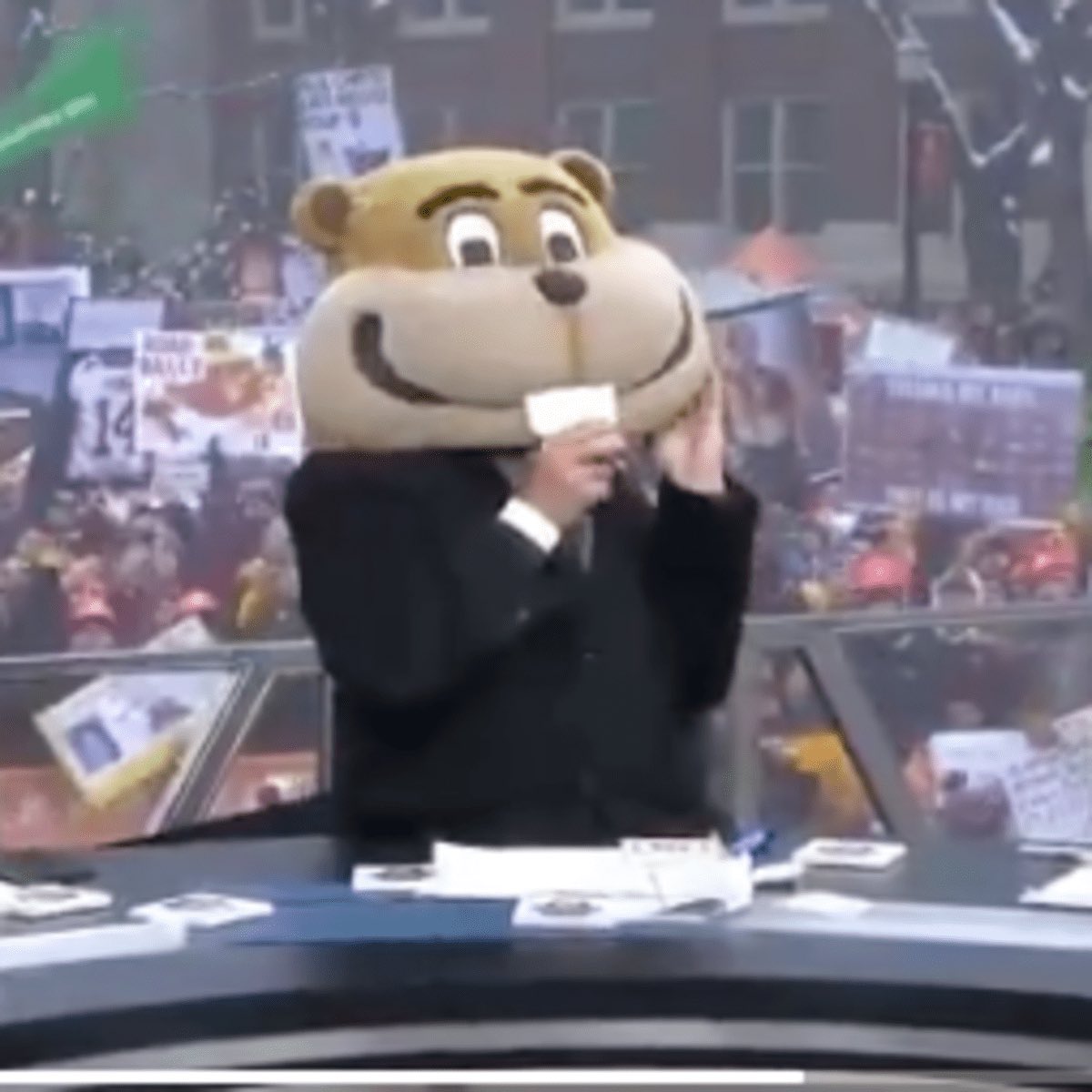 jdkern3's tweet image. Today, the great Lee Corso will wrap up his College Gameday career. A man who made me excited to wake up early on Saturdays when I was hungover as shit as a student! Someone who brought joy to my life every college football Saturday even after college. I Love you Lee!