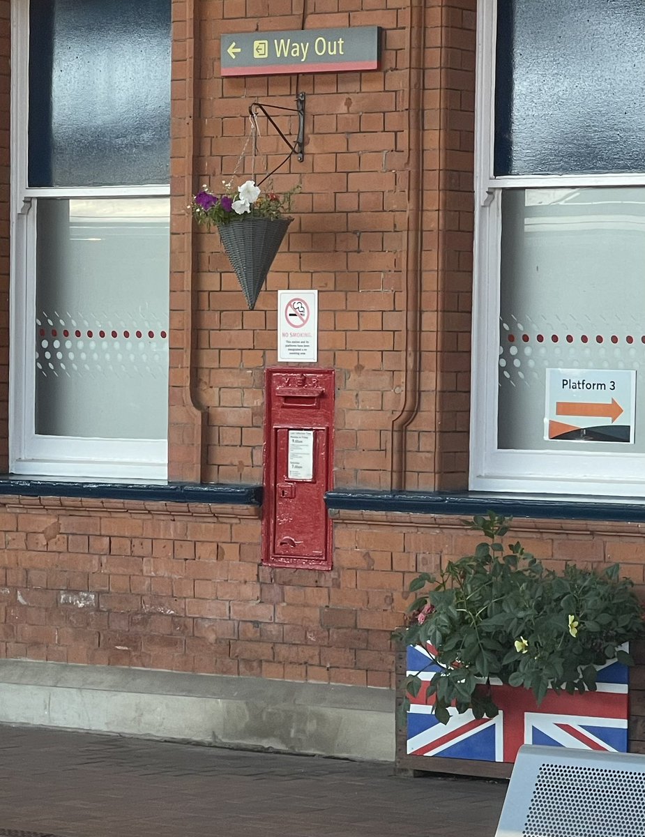 Good morning, Happy #PostboxSaturday 📮 This weeks pic, a lovely Victorian wallbox, spotted from the train in Rugby Railway Station 📮