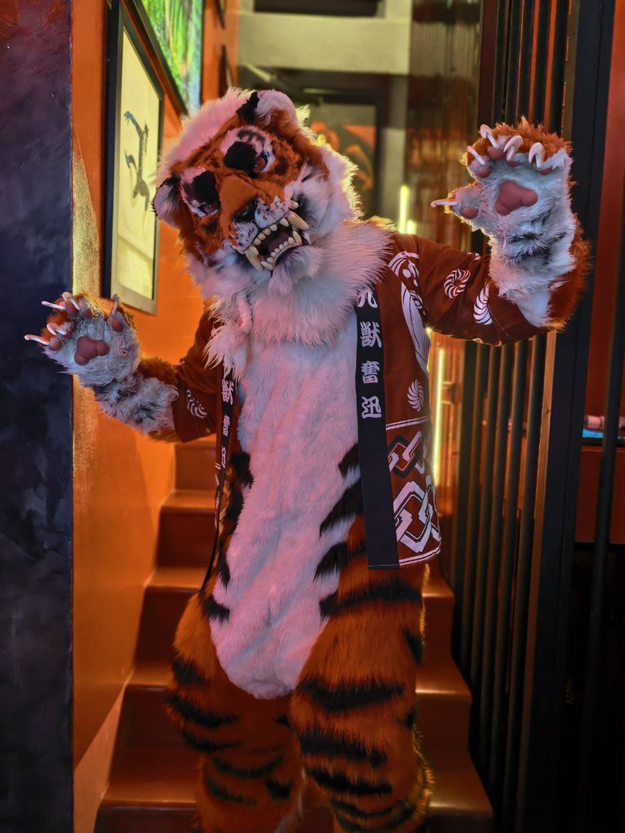Gin Siberian Tiger 🔜SiamPaws (@gin_amurtiger) on Twitter photo This tiger will travel solo at Eurofurence, Germany next week. If you meet him, feel free to take a photo and ask him for hugging. He is a friendly tiger 🐯🐾
📸 <a href="/ooh44/">Koolmasuke 🔜 SiamPaws, BKB2025 /Local mode</a>
🧵 <a href="/qijing260570760/">qijin(霉虎工作室)</a>
#FursuitsFriday
#eurofurence This tiger will travel solo at Eurofurence, Germany next week. If you meet him, feel free to take a photo and ask him for hugging. He is a friendly tiger 🐯🐾
📸 <a href="/ooh44/">Koolmasuke 🔜 SiamPaws, BKB2025 /Local mode</a>
🧵 <a href="/qijing260570760/">qijin(霉虎工作室)</a>
#FursuitsFriday
#eurofurence
