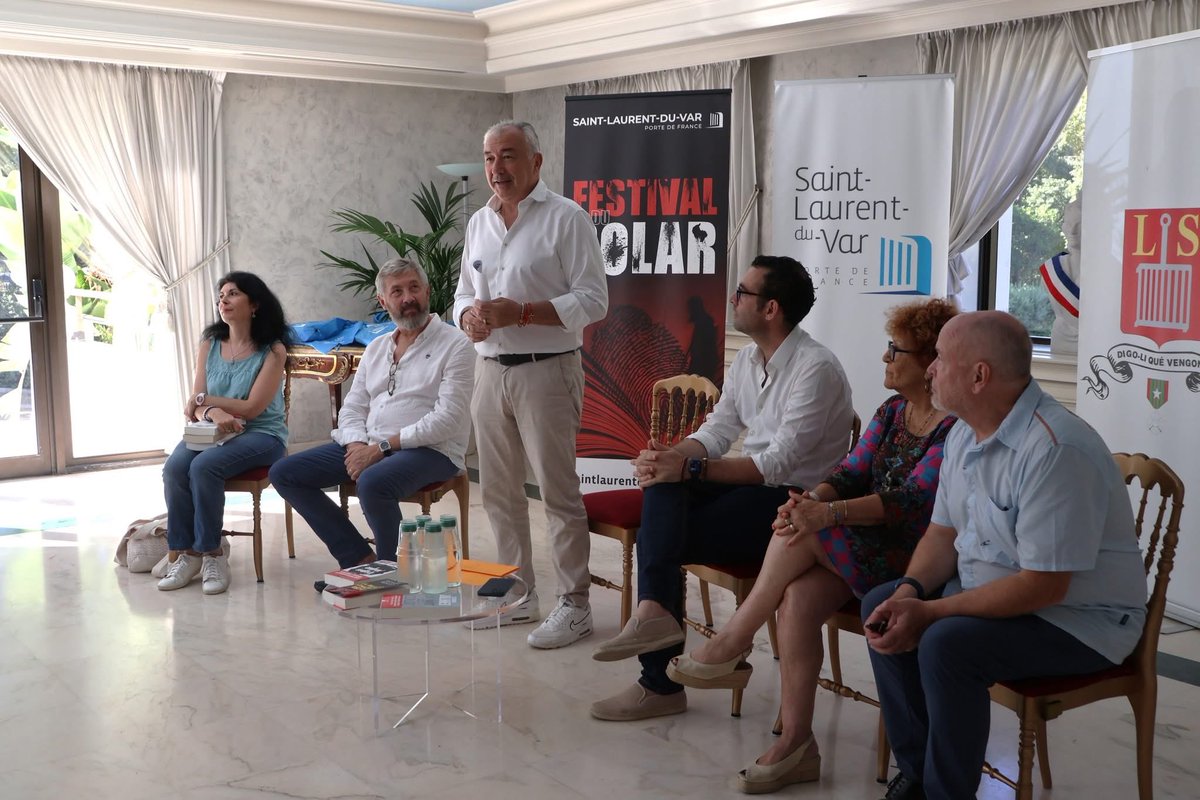 | FESTIVAL DU POLAR – PRIX DES LECTEURS |
📚 Les 9 membres du jury ont découvert les 3 romans en compétition pour le Prix des lecteurs !
👉 Verdict le 26 septembre, remise officielle les 11 &amp; 12 octobre au Festival du polar.
Bonne lecture au jury !
#SLV06 #polar #festival