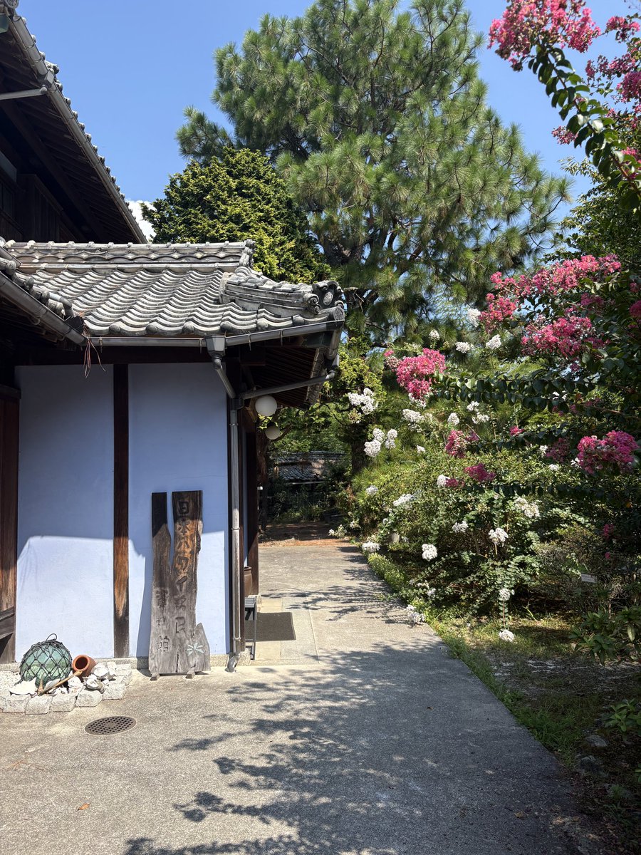 およそ2年ぶりの周防大島。今日は15:00から日本ハワイ移民資料館にて、アーティストの原田裕規さんと館長の木元眞琴さんとトークです🌺