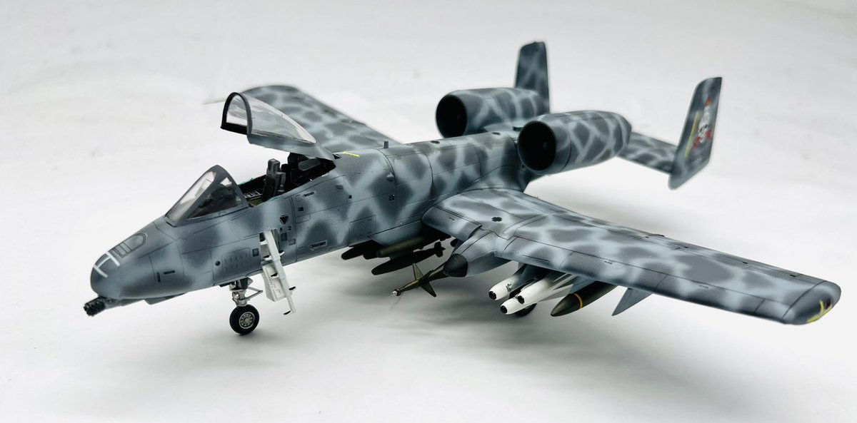 phenix874's tweet photo. アカデミーの1/72をエリア88仕様で仕上げました(^^)濃いグレー305を塗ってから薄いグレー308を細いラインで描きました。 https://t.co/YGBdEH3F4O