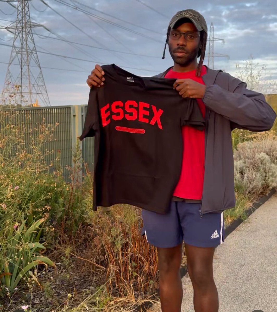 DevのＴシャツ、よく観たらこちらブラックなのね。
ネイビーかと思った。
ネイビーかパープルがいいから、作って欲しいな。
アルバムヘヴィロテ中。推し曲は『The Field』。今作、チェロの音色がたくさん聞こえてきて、それもいいな。