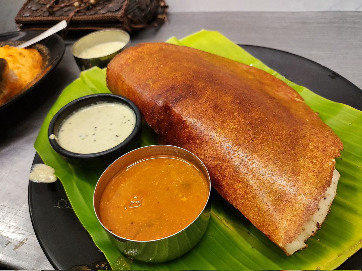 गरमा गर्म इडली वड़े और मसाला डोसा खा लो मित्रों.. जबरदस्त टेस्टी है.. ❤😛