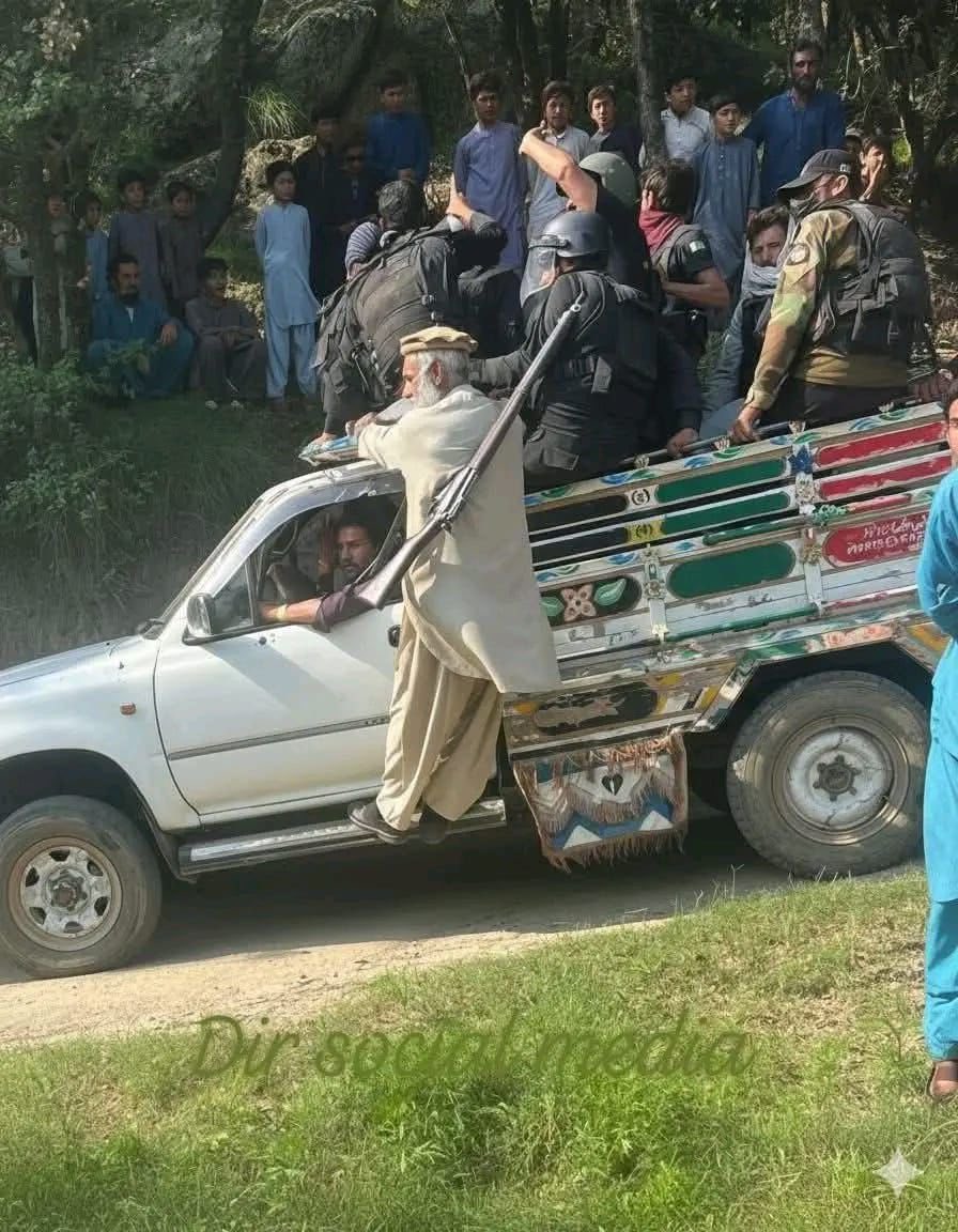 SukhoiSu_75's tweet image. Checkout this old man from #UpperDir with a gun maybe older than him.

He didn’t get a spot in vehicle yet he decided to dangle, so he can go fight #TTP rats along with forces.

TOTAL RESPECT🫡

These are those brave and loyal Pathans we have always seen and read about.