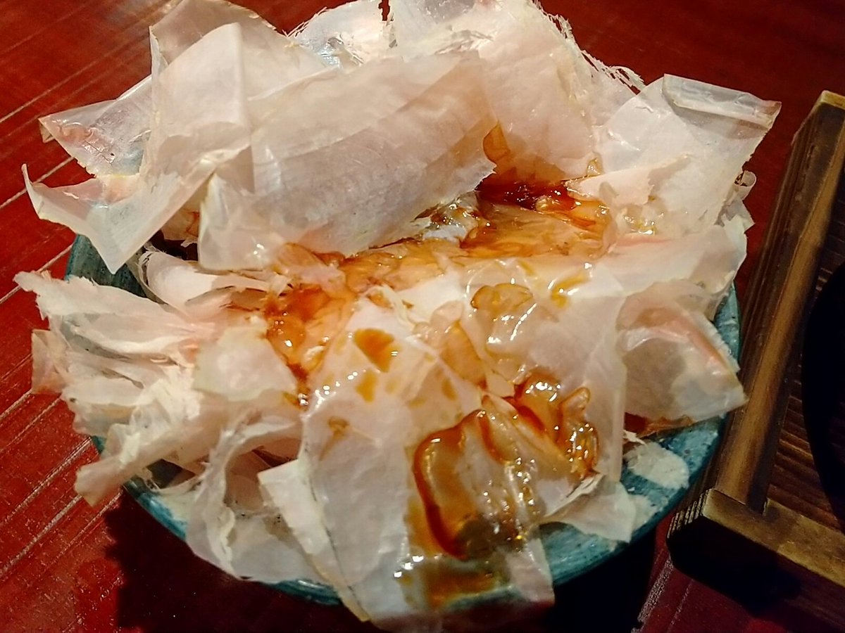 MHyoj's tweet image. 金山「#こたつねこ」2回目、こんどは銀シャリを先行注文。くるまでお刺身盛り合わせ＆鰹の藁焼き、この日は目前が焼き場の席！燃える匂いも気分↑。刺身うめえ。そして長野産米、ただもう感動だし、そりゃ令和の米騒動などと毎日社会が荒れるわな、と米買わない中年男も腹落ちしたとさ。マル。