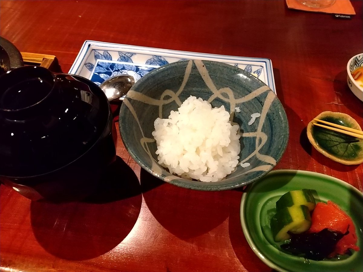 MHyoj's tweet image. 金山「#こたつねこ」2回目、こんどは銀シャリを先行注文。くるまでお刺身盛り合わせ＆鰹の藁焼き、この日は目前が焼き場の席！燃える匂いも気分↑。刺身うめえ。そして長野産米、ただもう感動だし、そりゃ令和の米騒動などと毎日社会が荒れるわな、と米買わない中年男も腹落ちしたとさ。マル。
