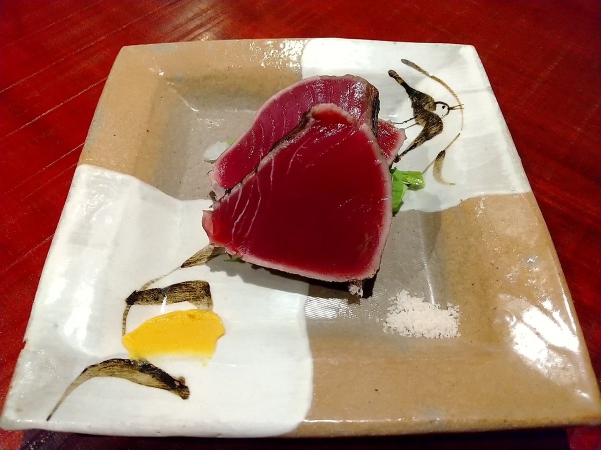 MHyoj's tweet image. 金山「#こたつねこ」2回目、こんどは銀シャリを先行注文。くるまでお刺身盛り合わせ＆鰹の藁焼き、この日は目前が焼き場の席！燃える匂いも気分↑。刺身うめえ。そして長野産米、ただもう感動だし、そりゃ令和の米騒動などと毎日社会が荒れるわな、と米買わない中年男も腹落ちしたとさ。マル。