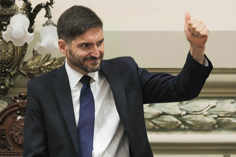 Preocupa el retroceso democrático en dos provincias gobernadas por coaliciones no peronistas: Corrientes y Santa Fe. ¡¿Qué está pasando?!

La primera, en un grosero caso de nepotismo, Gustavo Valdés, pretende ceder a su ignoto hermano el poder, con tal de seguir mandando él, como