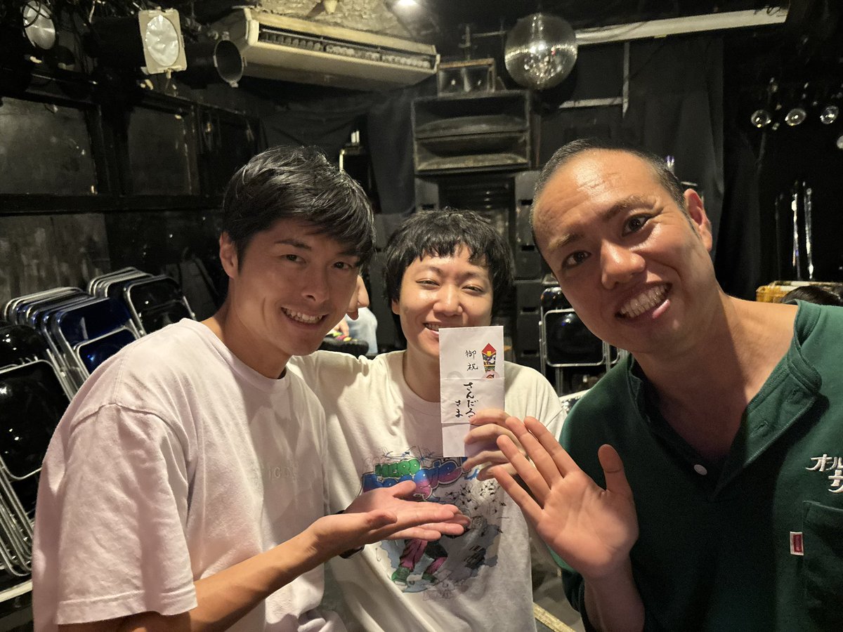 今月もラママありがとうございました！！！無事コーラスライン完走してネタする事が出来ました！
打ち上げでみんながラママTシャツ買ってるのをエビさんと指くわえて見てたらジグザグジギー池田さんが買ってくれました！
池田さんもTシャツもカッコえええ！！
同期が多い日だったし諸々最高でした