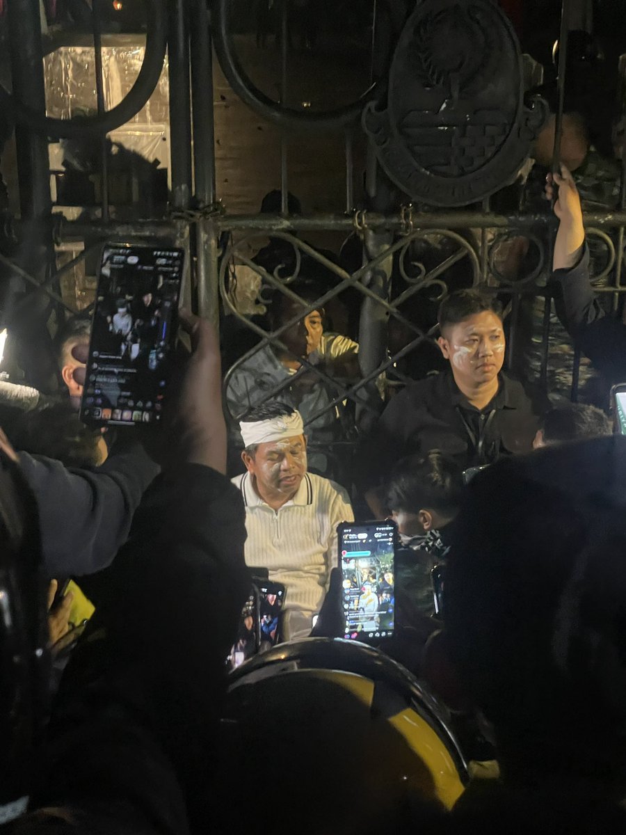 dyucati's tweet image. boong taik gk ada yg kaya gitu gw turun kejalan gw ketemu kang deddy disambut baik lu jangan asal nyomot berita tai orng dikawal sampe telkom gasibu  grgr ditembak gas air mata sama isilop pas dia lagi orasi