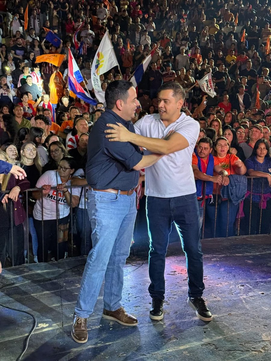PRIETISTAS Y LIBERALES PRESENTAN CANDIDATURA DE MUJICA P/INTENDENTE DE CDE Desde el Anfiteatro del Lago de la República, los adherentes de Miguel Prieto presentaron esta noche la candidatura de Daniel Mujica para la intendencia de Ciudad del Este. Acompañaron dirigentes del PLRA