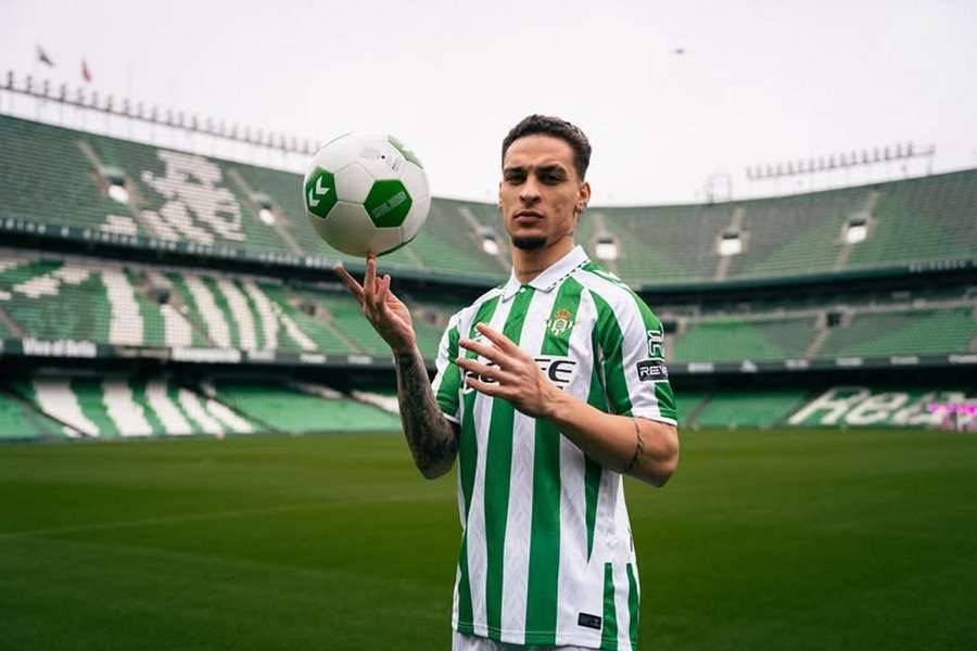 Hi I’m Antony. I’ve been crying all summer about wanting to play for Real Betis. But Money is more important than football 😂🤡