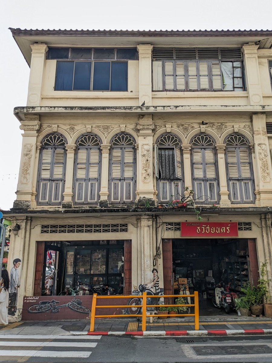 esimbie's tweet photo. Strolling in and around Old #Phuket Town, I see an eclectic mix of old and new. ππΉππ #travel #quickworkbreak #Thailand ol https://t.co/arHxnhmxWQ