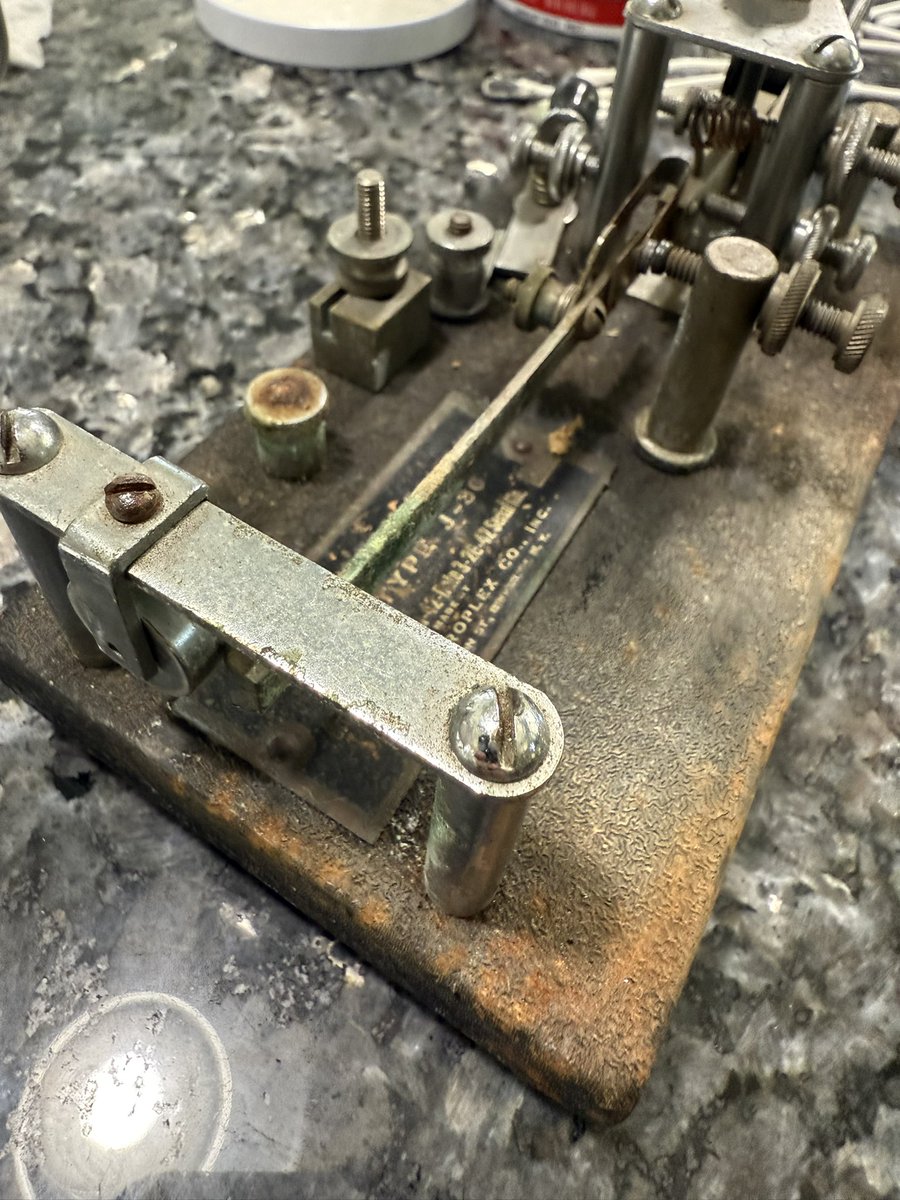 mountaincwops's tweet image. Restoring a 1942 Signal Corps U.S. Army J-36 telegraph bug made by Vibroplex. #hamradio #cw #morsecode #vibroplex #bug #restoration