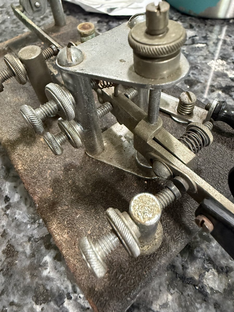 mountaincwops's tweet image. Restoring a 1942 Signal Corps U.S. Army J-36 telegraph bug made by Vibroplex. #hamradio #cw #morsecode #vibroplex #bug #restoration