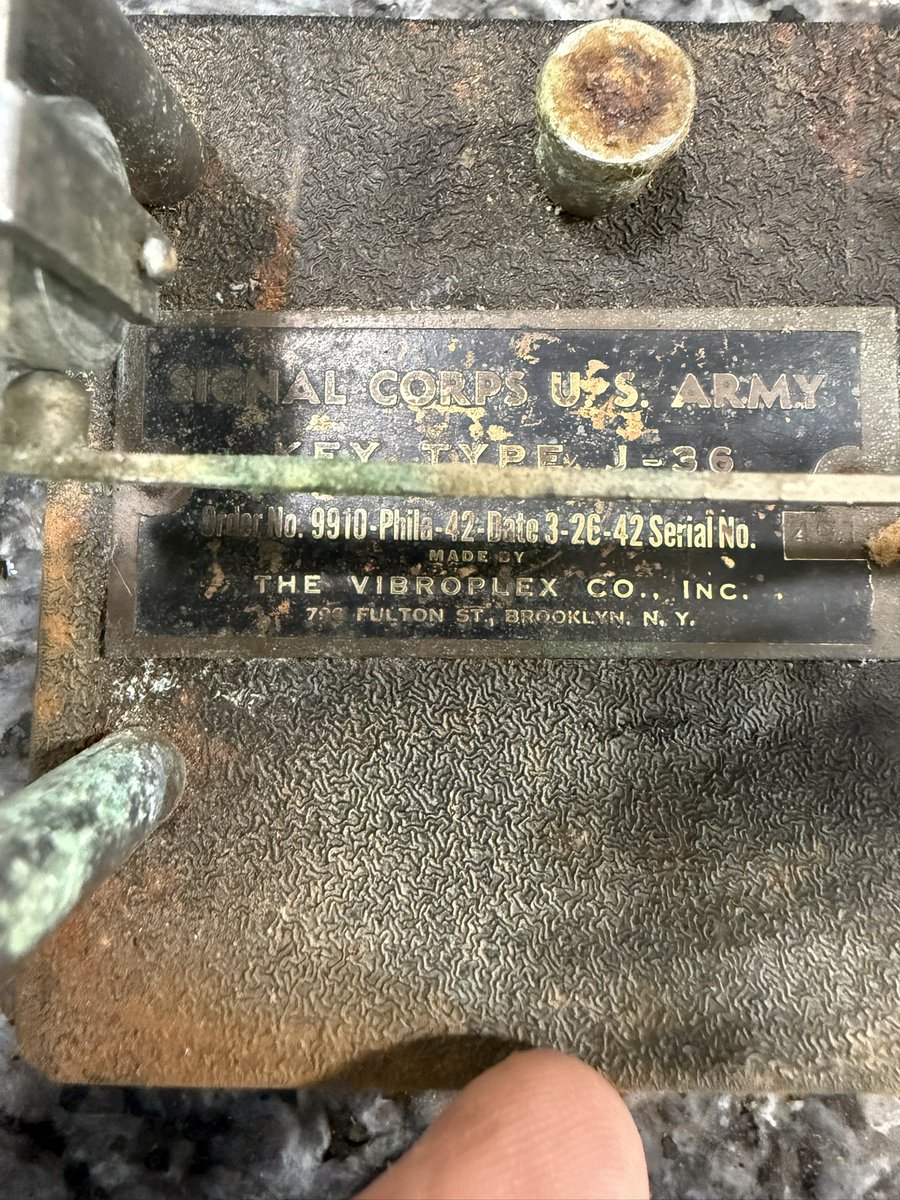 mountaincwops's tweet image. Restoring a 1942 Signal Corps U.S. Army J-36 telegraph bug made by Vibroplex. #hamradio #cw #morsecode #vibroplex #bug #restoration
