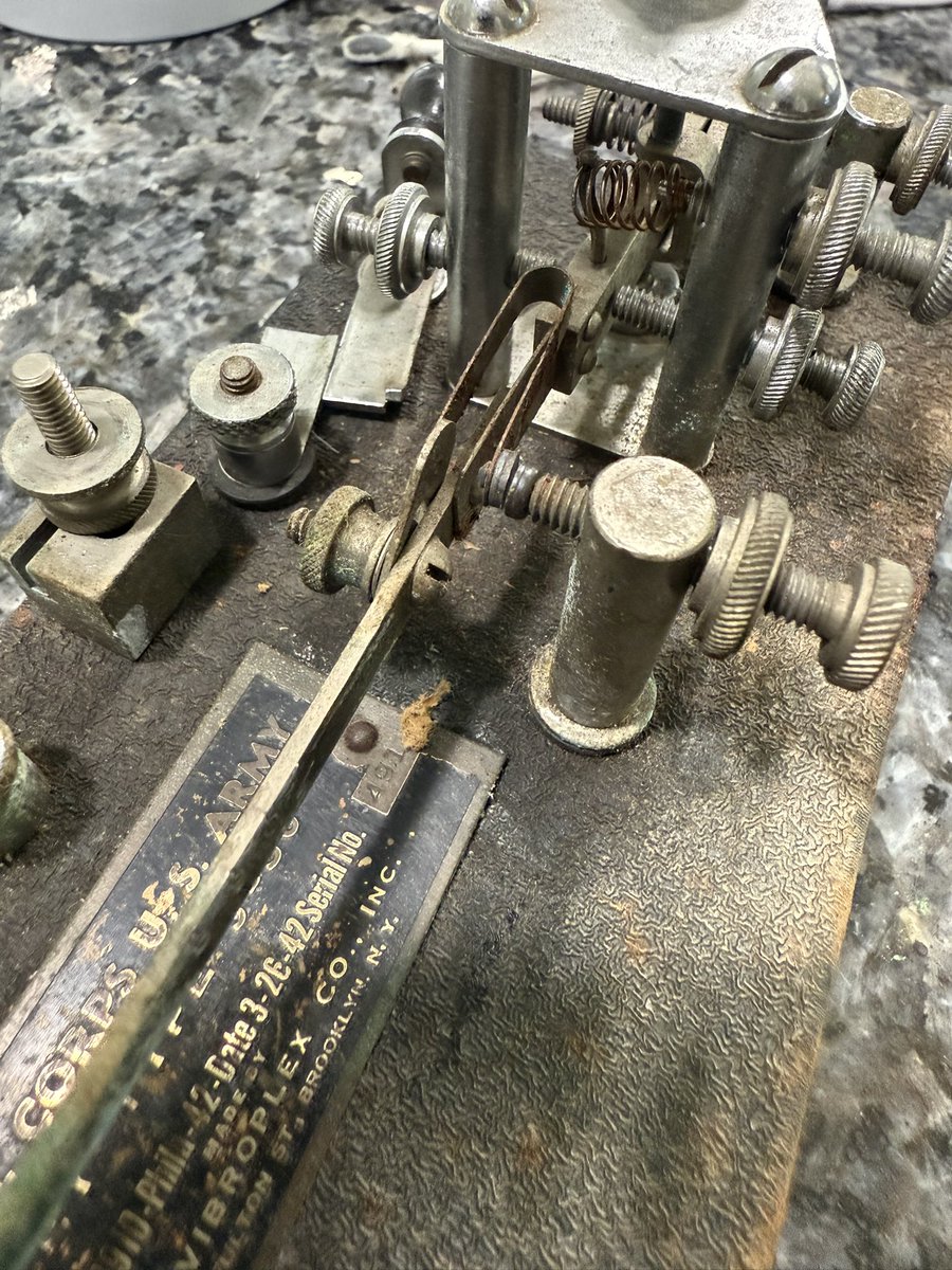 mountaincwops's tweet image. Restoring a 1942 Signal Corps U.S. Army J-36 telegraph bug made by Vibroplex. #hamradio #cw #morsecode #vibroplex #bug #restoration