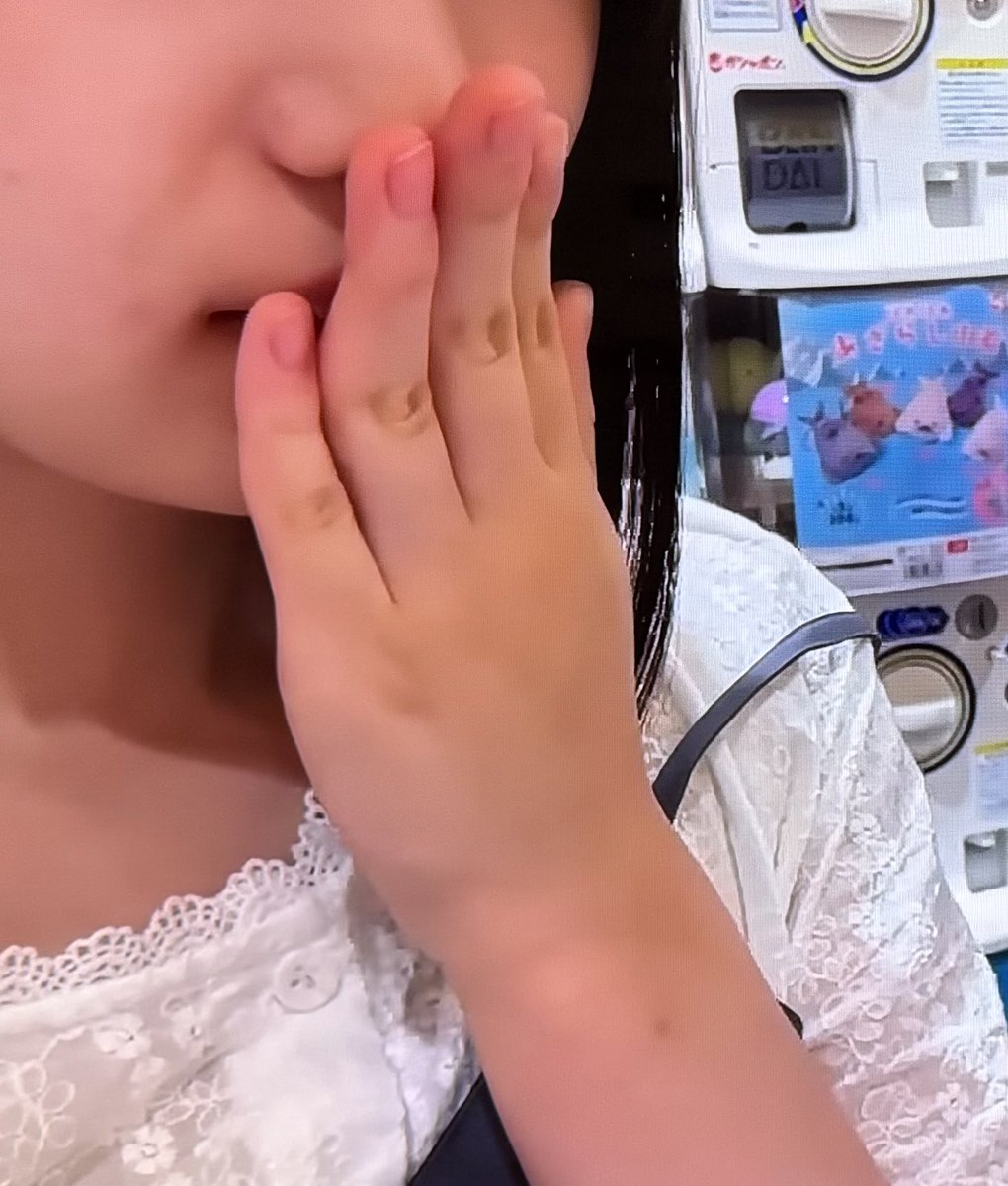 #乃木坂配信中 見返してたんだけど
矢田ちゃんの女性らしい爪形（オーバル）に対して、三莉音の深づめめっちゃ可愛い🩷そしてｴｹﾁｪﾝの様な手の甲www😂

#乃木坂46
#矢田萌華
#増田三莉音