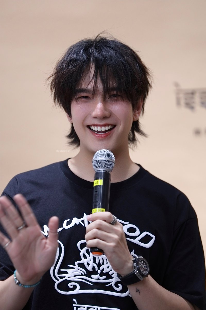 หล่อนะ

AUCTION WITH BUILD 
#ISSUExBuildCharity 
#BuildJakapan #Beyourluve