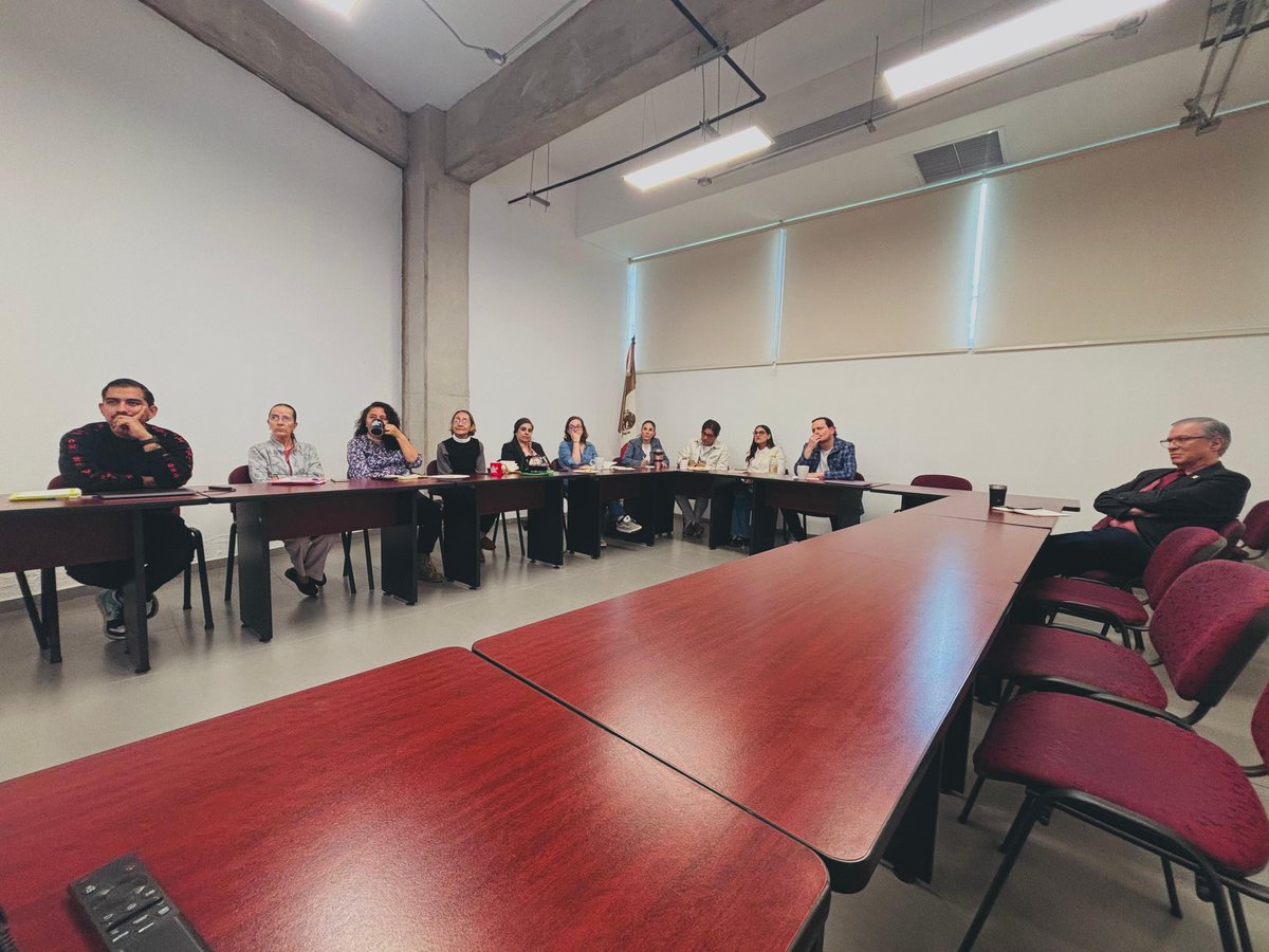 Compartimos el “ABC de la Diversidad” con personal de la División de Estudios Políticos del CUCSH 🌈📚

Agradecemos al Director <a href="/EsRojoMx/">Alberto Galarza</a>, por abrir este espacio de formación que impulsa inclusión, respeto y una comunidad universitaria más  diversa. ✨🏳️‍🌈🏳️‍⚧️
<a href="/ErikaLoyoB/">Érika Loyo Beristáin</a>