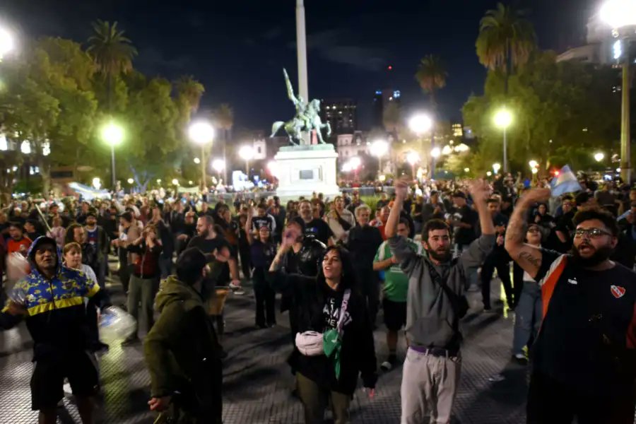 Primera noche de cacerolazos espontáneos en Plaza de Mayo.
La gente se sigue acercando. 
🚁🚁🚁🚁🚁🚁🚁