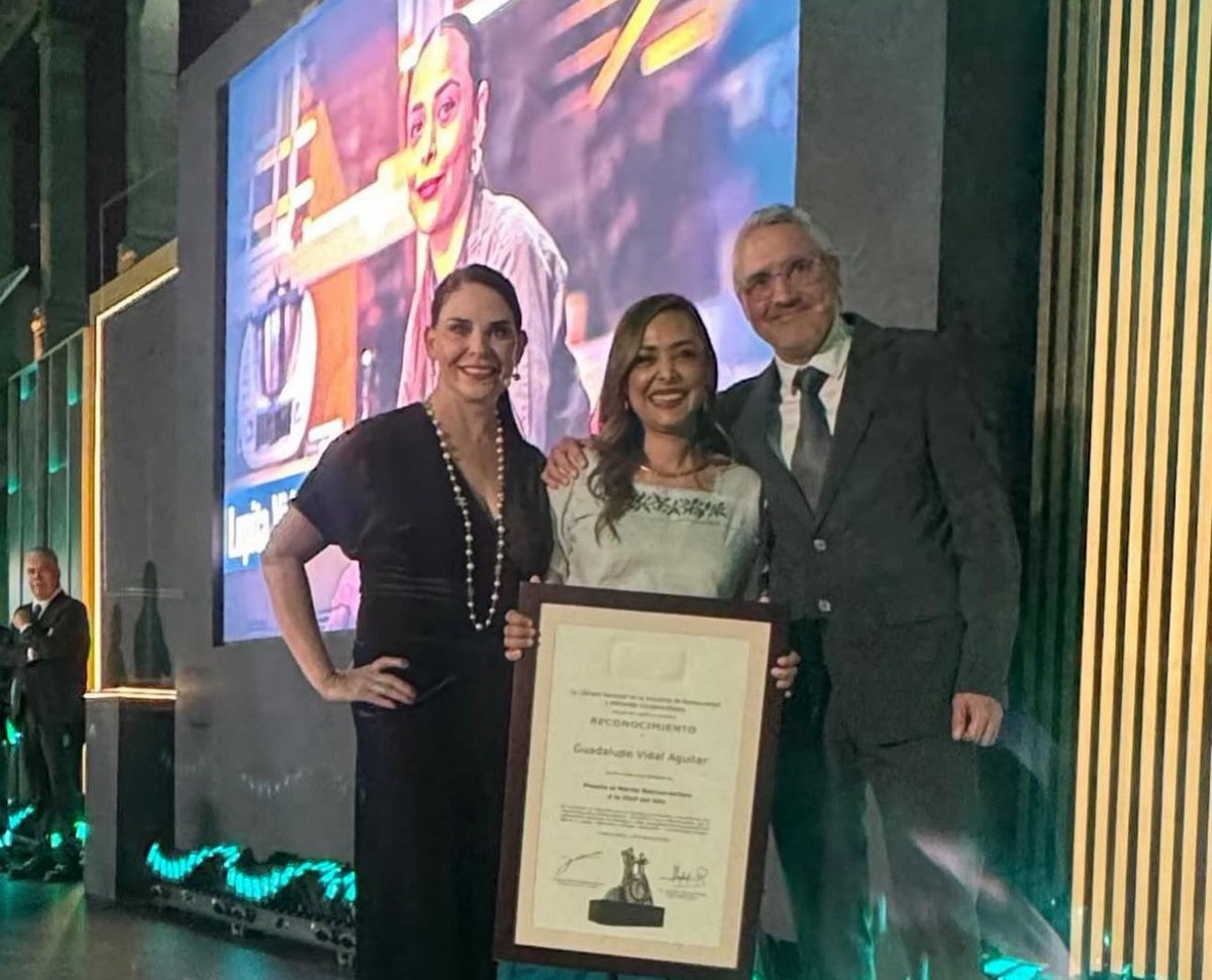 👩🏻‍🍳 Muchas felicidades querida <a href="/chef_lupita/">Lupita Vidal</a> por este importante reconocimiento como #ChefDelAño2025 de la <a href="/canirac/">CANIRAC NACIONAL</a>. La cocina tabasqueña tiene una gran representante y así lo demuestras en cada uno de tus platillos. ¡Que sigan los éxitos! Enhorabuena 👏🏻👏🏻👏🏻