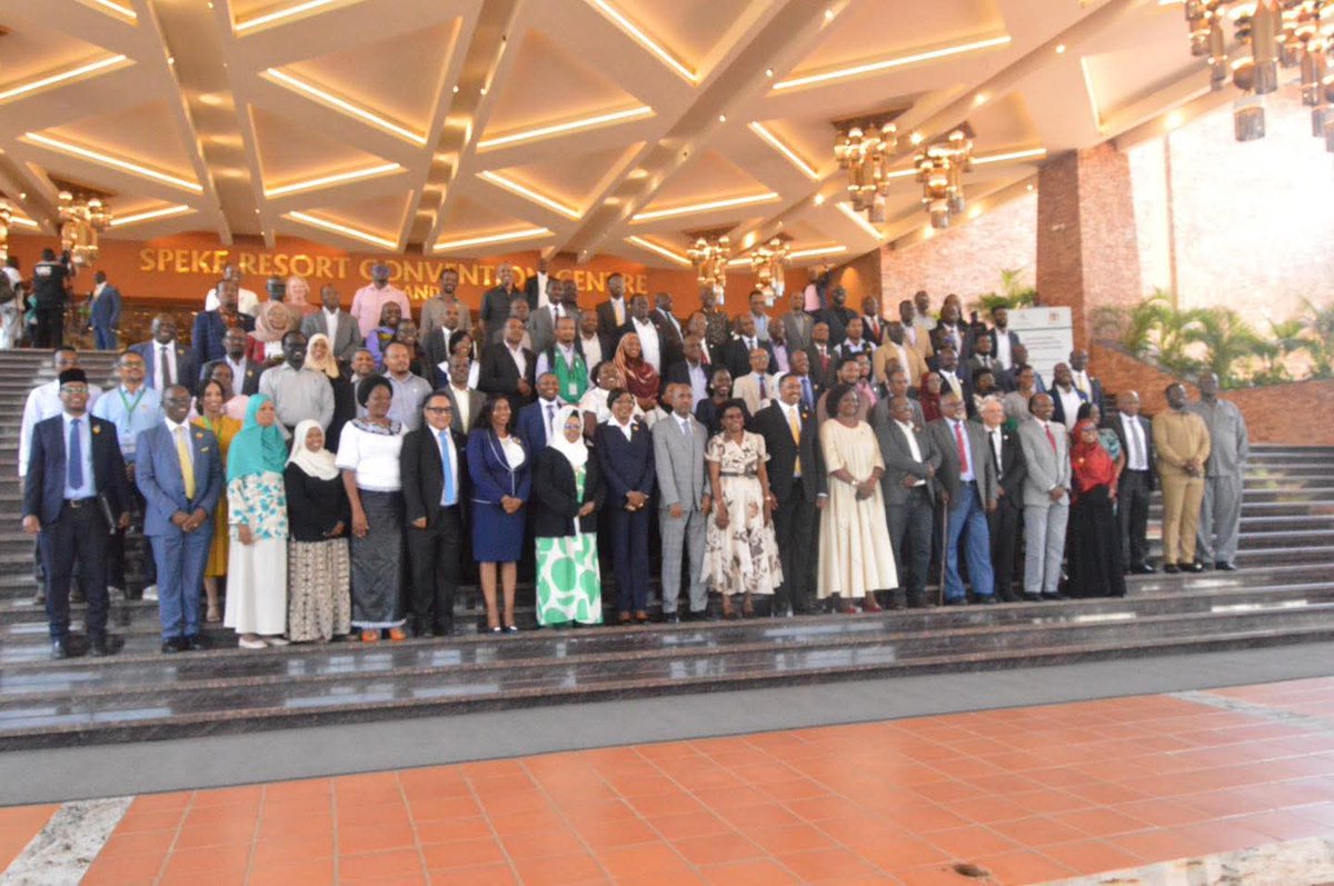 Honoured to accompany HE Dr. Maryama Mohamed Hussein, State Minister of Health, FGS, at the 2nd IGAD Ministerial Meeting on Health Emergency Preparedness in Uganda. Somalia reaffirms commitment to #OneHealth, stronger labs, workforce skills &amp; RCCE  4 community resilience. #IGAD