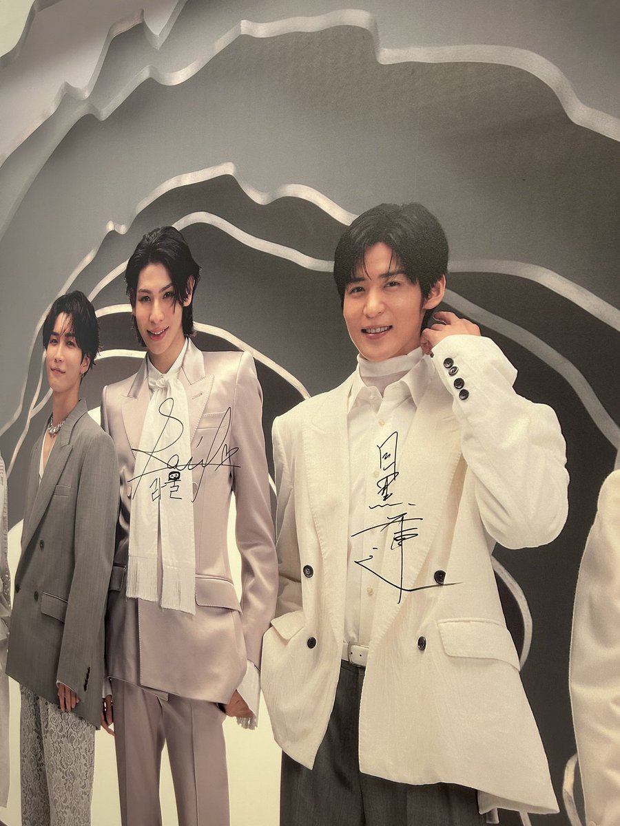 memii5555's tweet photo. ポップアップ行ってきました❄️
衣装の展示と1人ずつ韓国語のメッセージもあった🥺昨日来た3人のサインもありましたー！最後に巨大スクリーンに自分が書いたメッセージが流れてきます⛄️
たのしかったー！！！！
 #SnowMan1stPOPUP_SEOUL https://t.co/YSVoN8ndNA