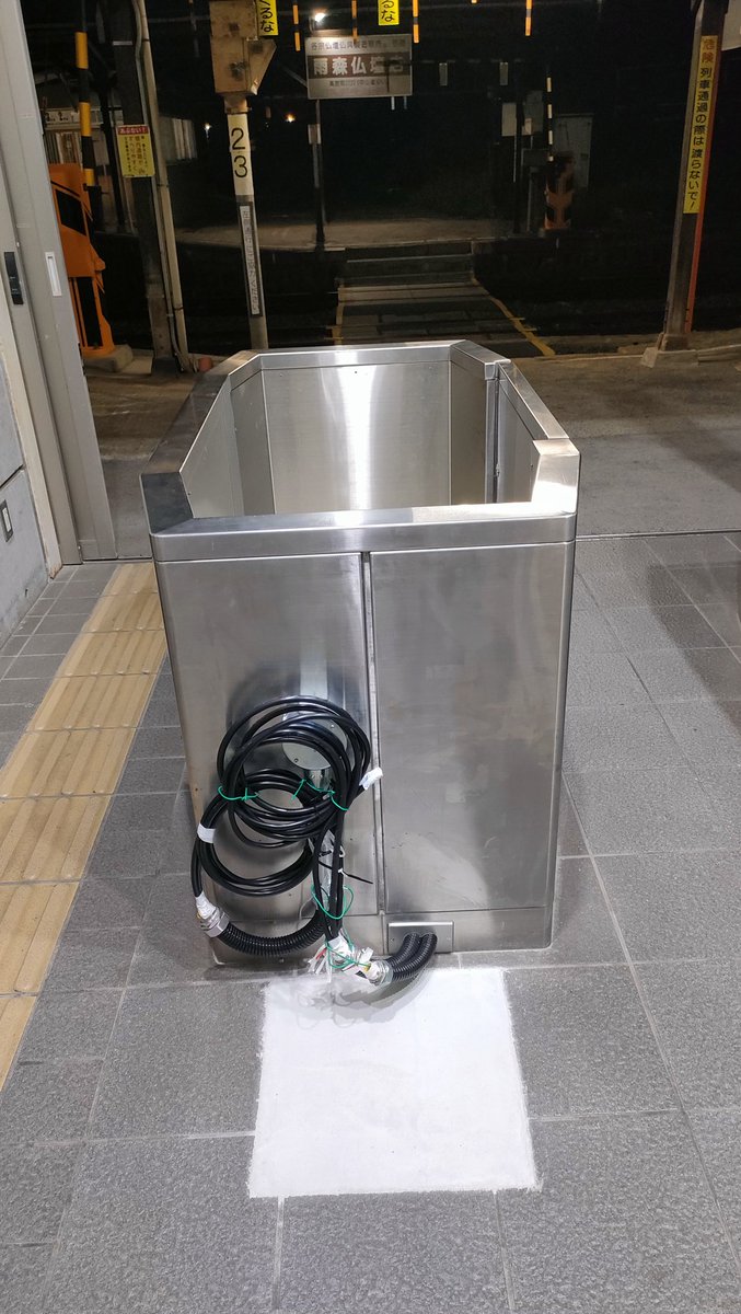 昨日より検査から復帰した101号にはIC関係の機器が設置されていました。湖国バスに取り付けられているものと似たようなタイプですね。
また、高宮駅には入出場用？の機器の取り付けのためと思われる工事が行われていました。
これから順に取り付けられていくのかな…🤔
 #近江鉄道  #ICOCA