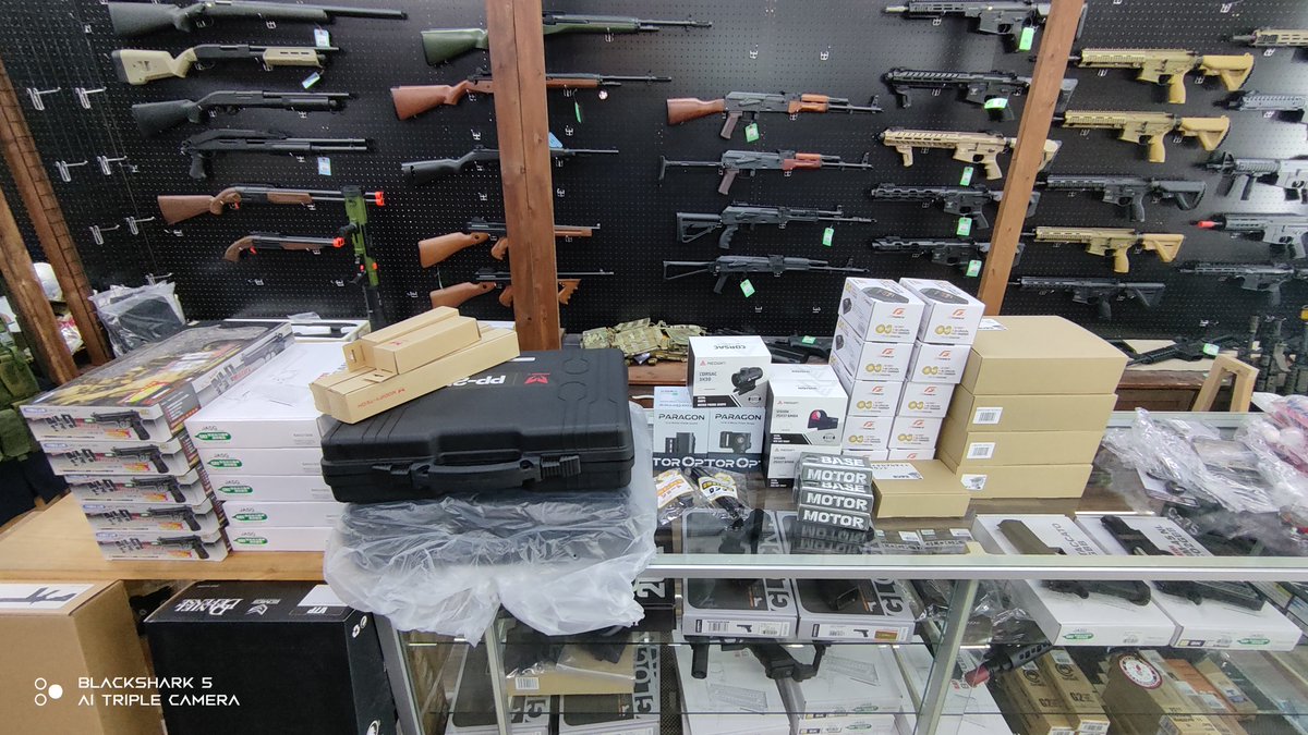 箱の中身はこんな感じでした😆✨️👍️

そして、
もう品出しも始まっております🎉

サイトやハンドガン等が見えますね👀

売り切れで買うことが出来なかった、
気になる商品が見える

店内冷えてます🧊🎐
ゆっくり見に来られて下さい♪👍️
#サバゲー #WESTSIDE #入荷 #商品 #品出し