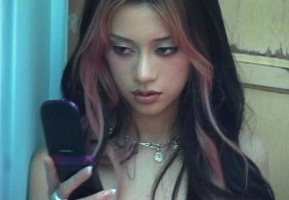 laratheeraj's tweet photo. Me looking at the fierce phone https://t.co/MmMnwMLXfO
