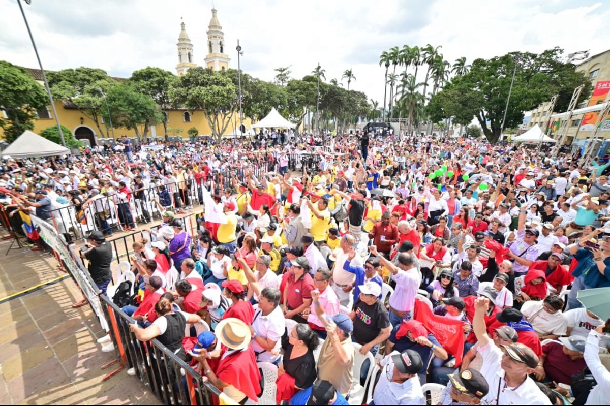 Desde ya y antes de finalizar el año 2025, pasamos de 1.800.000 a 3.000.000 de adultos mayores, con bonos pensionales de 230.000 pesos mensuales.
