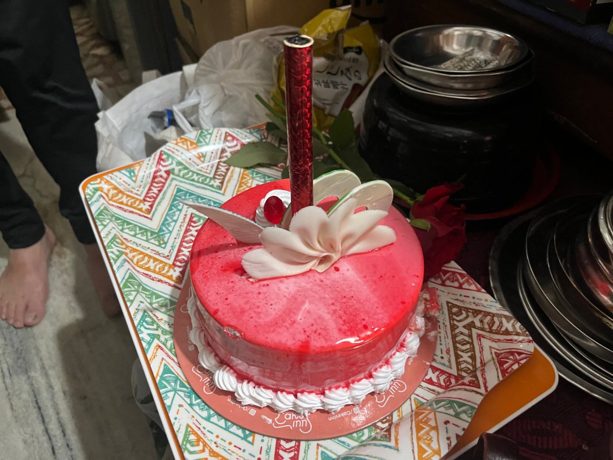 朝5時から佐々井上人のもとにバースデーケーキが届き
朝からたくさんの方がお祝いに駆けつけてます

ケーキもたくさん集まりそうで

佐々井上人「そんなにケーキ食べれないぞ！」とお元気そうに笑ってました😂🙏