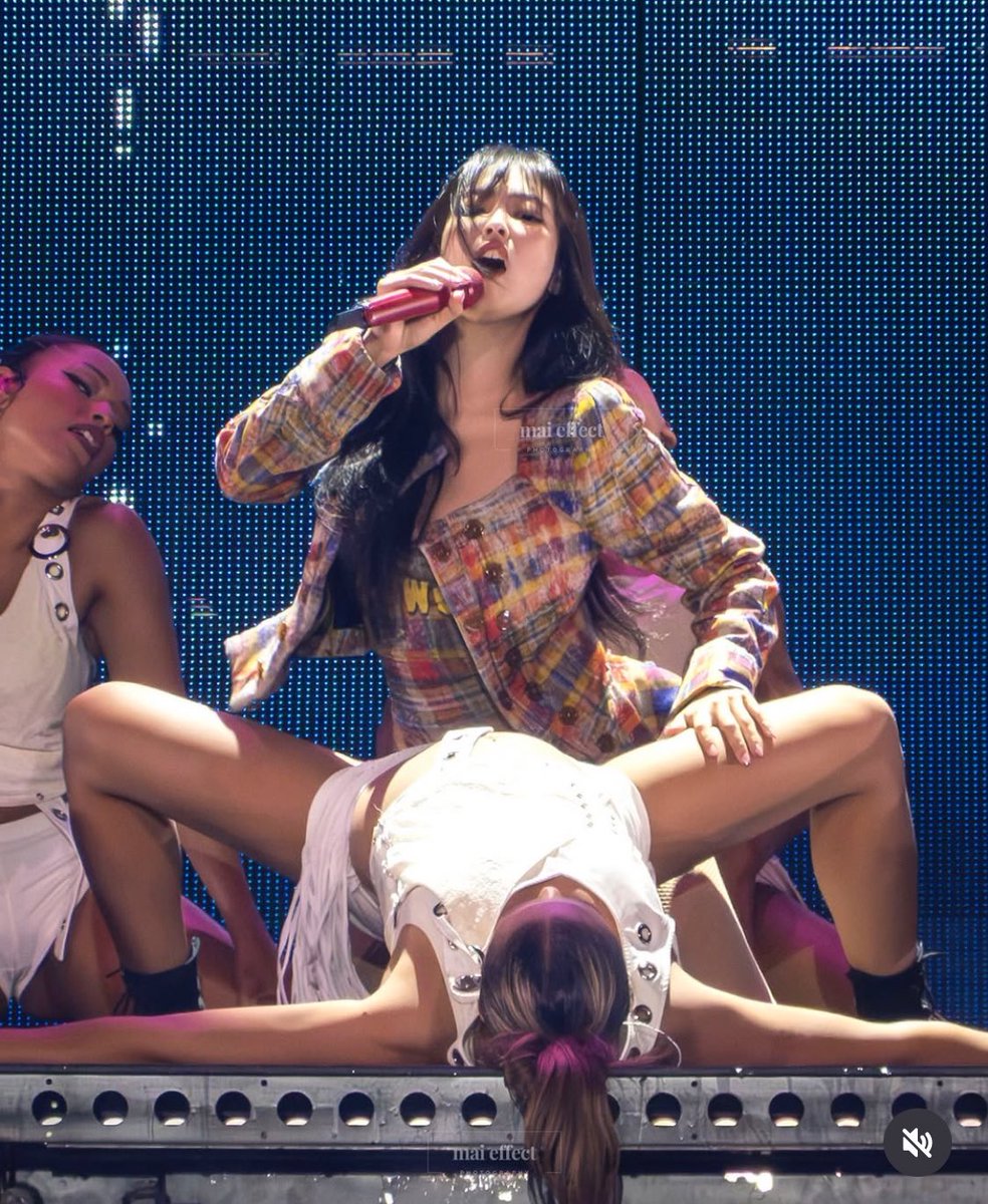 jennierosies's tweet image. THIS PIC OF JENNIE??? INSANE.