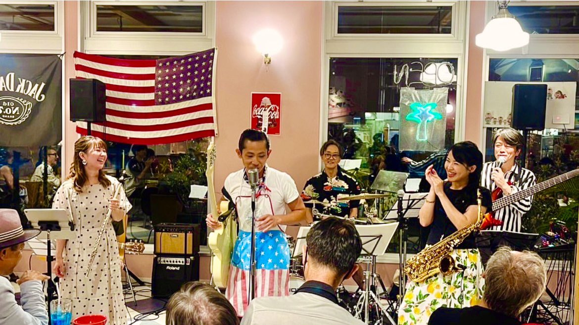 megtype's tweet image. 先週のニュートウゲでのライブ
センターのメインボーカルぽい方はお店のマスターです