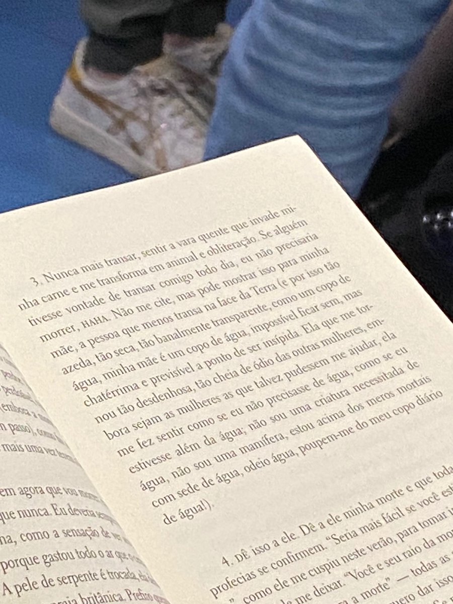 mpboiola's tweet photo. i love ❤️ literatura do metrô de sp https://t.co/kCwnYDOKwa