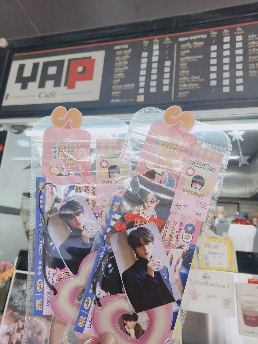 #HuangShuoChasingDreams 💗

โปรเจควันเกิด 17ปี ของหวงซั่วสุดหล่อจบไปแล้วนะคะ แต่สำหรับใครที่พลาดไม่ได้แวะไป ตั้งแต่วันนี้เป็นต้นไปทุกคนสามารถไปรับน้องที่YAPPได้เลย~

🥤เพียงซื้อเครื่องดื่ม 1 แก้ว
📆30/08/25   - out of stock
📍 YAPP พญาไท (ทางออก5) <a href="/YAPP1994/">YAPP พญาไท☕(ติดต่อป้าย ID: yapp1994 )</a>