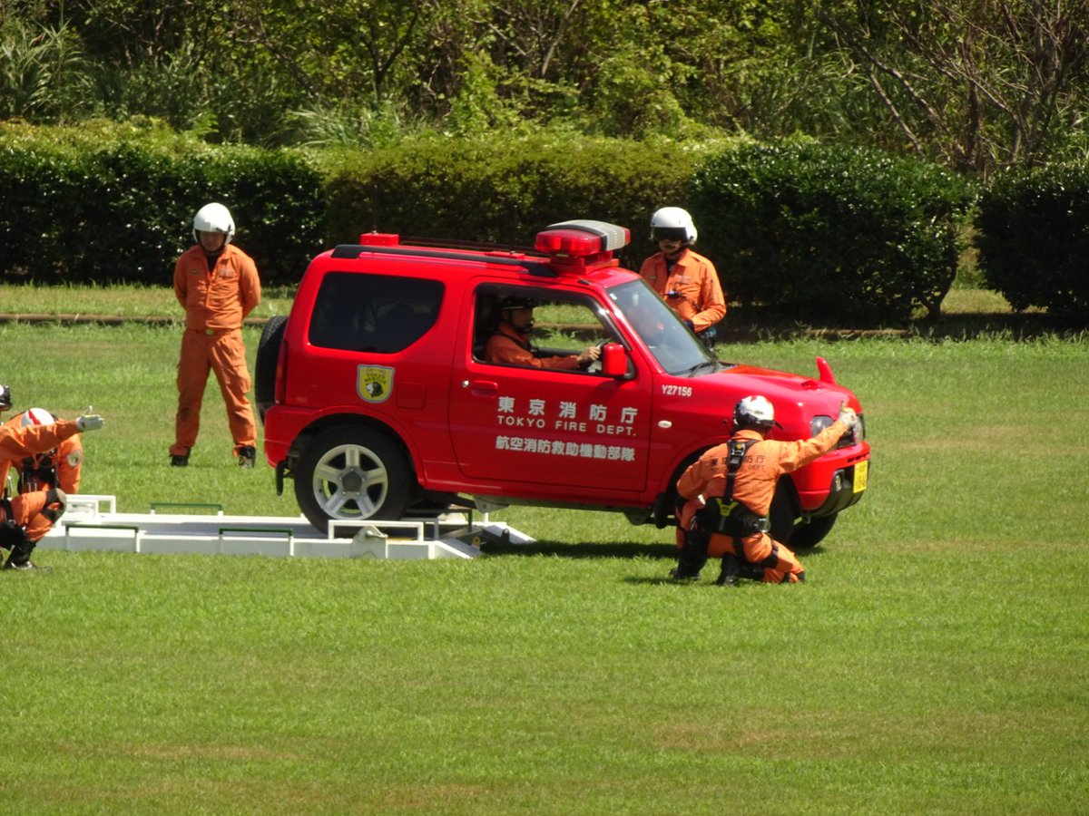 ヘリコプターでジムニーを運んで来た！

防災訓練の一幕。
大型ヘリコプターで、小型消防車を搬送。
能登半島地震のような、孤立集落の対応のため。

これできるの日本では東京消防庁だけなんだよなぁ。

#東京消防庁 #ヘリコプター #レスキュー