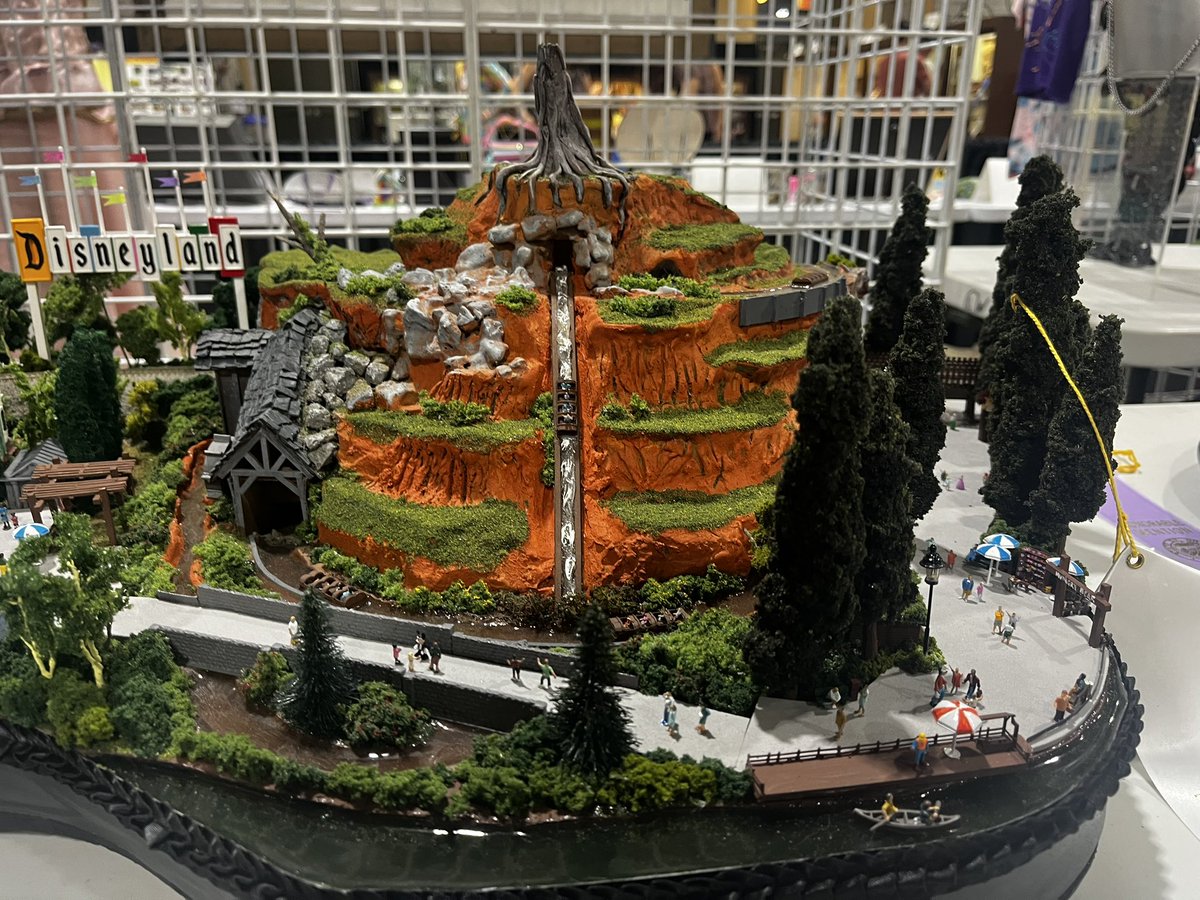 DanielDossey's tweet photo. An absolutely amazing piece of art I saw at the Oregon State Fair. Disneyland Lovers gotta check this out! https://t.co/qVGlSm6M3n