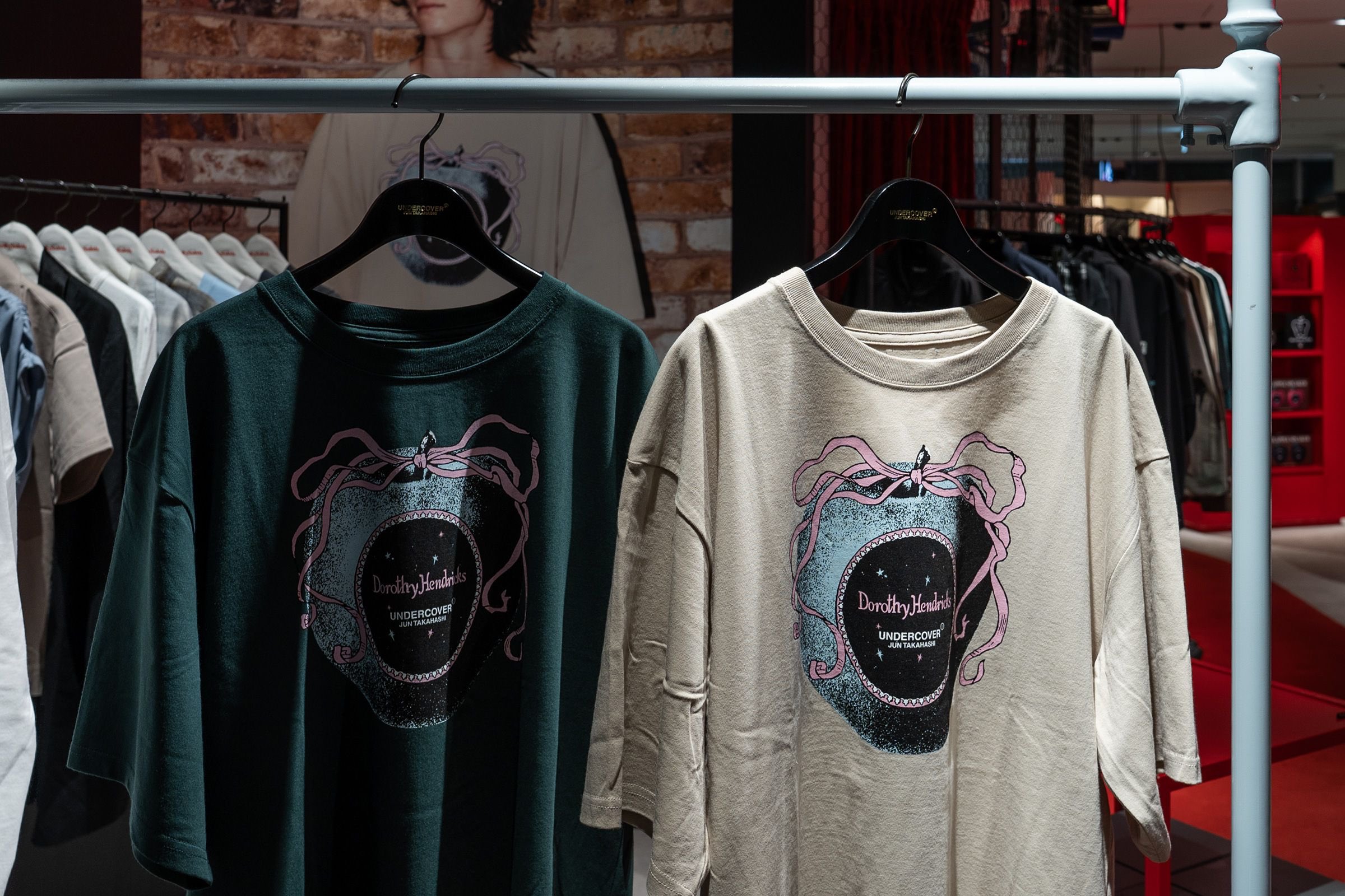 トップス Dorothy Hendricks x undercover Print tee Dorothy Hendricks × UNDERCOVER｜UNDERCOVER OFFICIAL ONLINE STORE