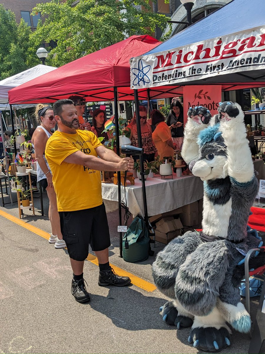 biteyrix's tweet image. fine i surrender

#fursuitfriday