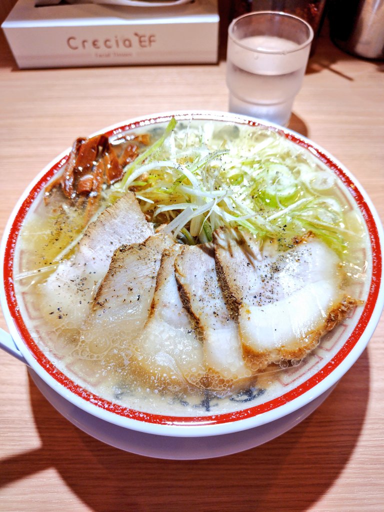 寸胴油を追加で熱々！
食べる度に好きになってる気がする…🍜❣️
目の前で作ってくれたスタッフさん、クーポンでネギとチャーシュー１枚を選んだら、2枚入れてくれた!!🤫