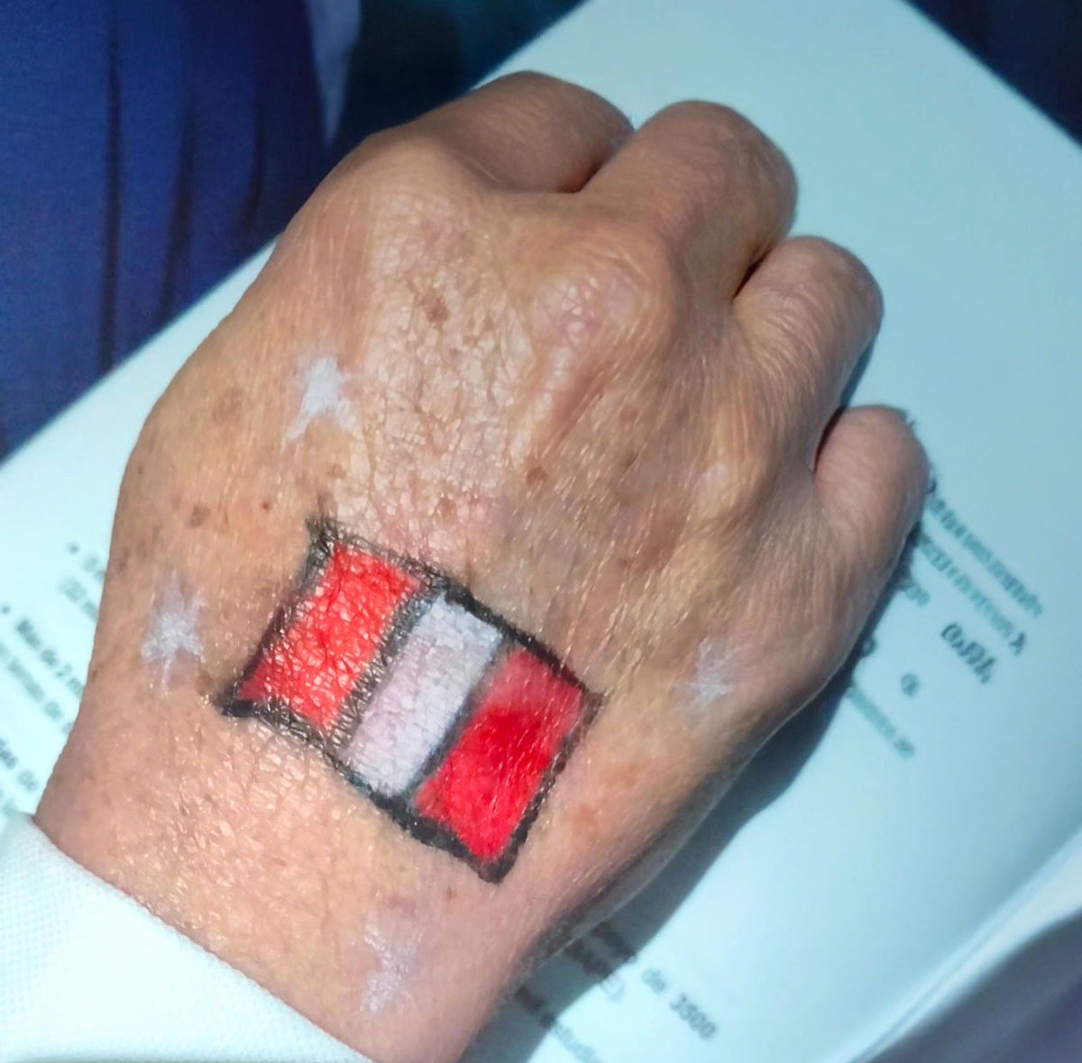 Hoy me llevo en la piel y el corazón éste dibujo de una estudiante del colegio República de Guatemala en Barrios Altos. Nuestra rojiblanca pintada en el taller, que me recuerda por qué trabajamos cada día: para que nuestros jóvenes tengan oportunidades con futuro y esperanza.